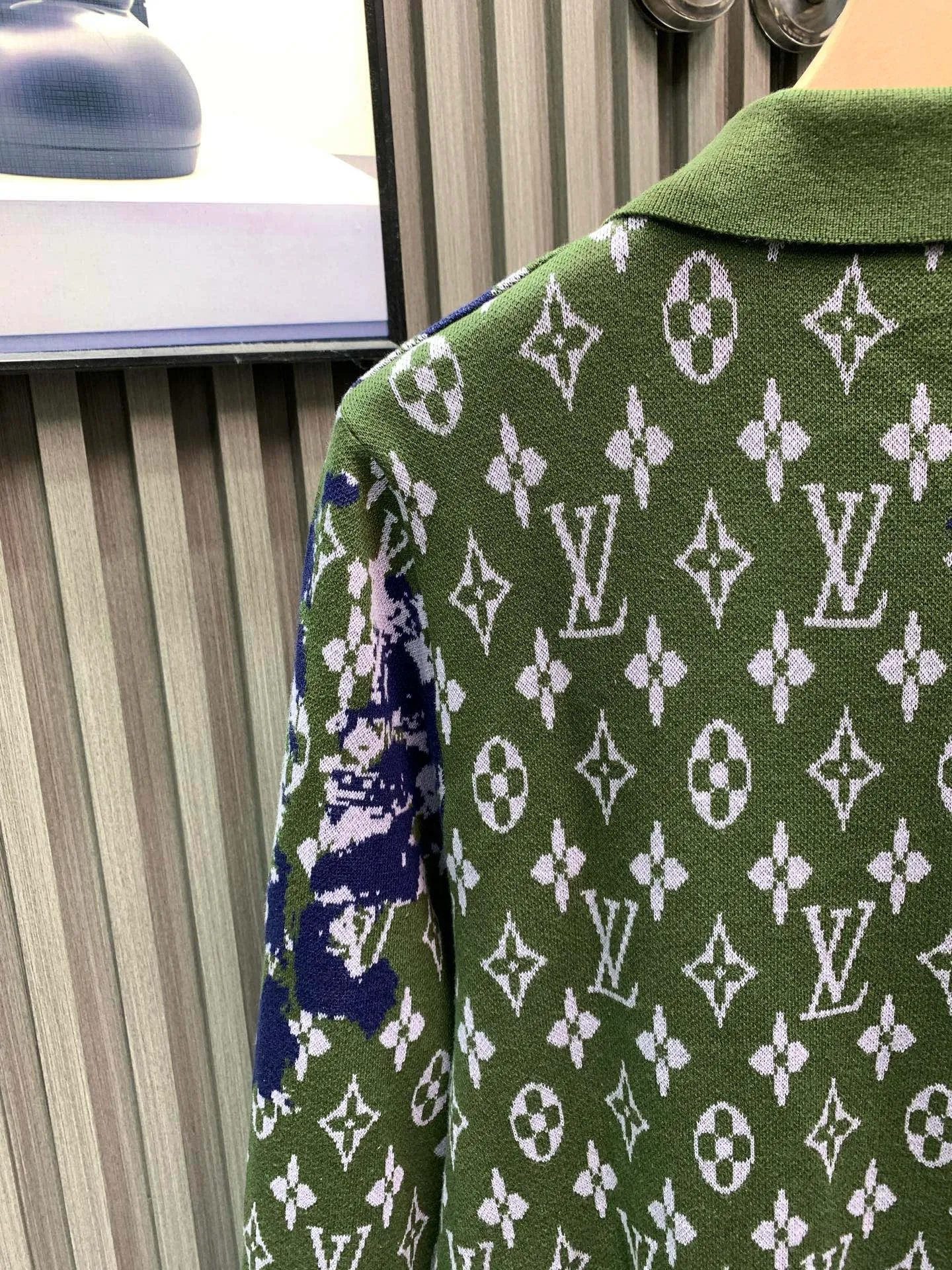 🅿️410 🀄️ Louis Vuitton Louis Vuitton 25* letter pullover long-sleeved Polo collar sweater. Irregular blue embroidery on the chest and back highlights the layering of the entire dress. 🔥Freshly released. The green jacquard texture interprets the full Rainbow Monogram pattern. The effect is like a gradient color painted with colored pencils. The effect creates a vintage look. Made of 100% cotton. New multi-color double-layer jacquard technology. The jacquard yarn on the back and the contrast-dyed jacquard denim create a jacquard effect combined with an old-fashioned effect. It has a strong texture and a nostalgic atmosphere.